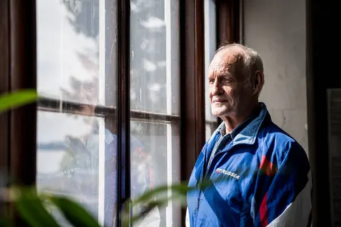 Jens Daugbjerg Bjerrekær i blå jakke ved et vindue i Viborg Hallen